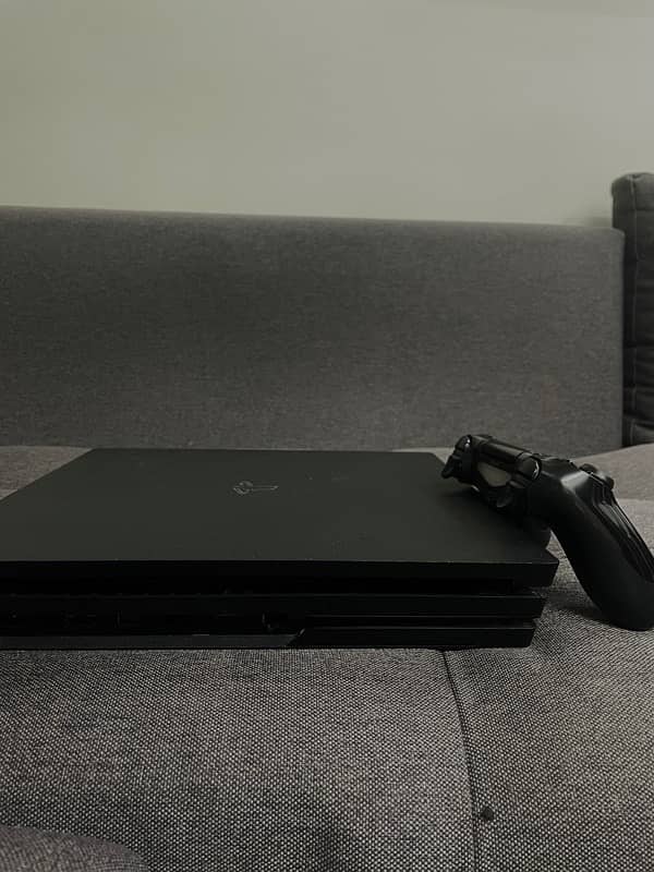 PS4 PRO MINT CONDITION 4