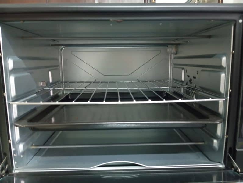 BRAND NEW OVEN FOR SALE!! 3