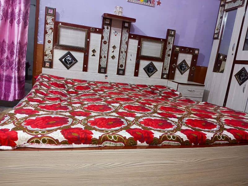 complete 4pcs bedroom set in new condition 4