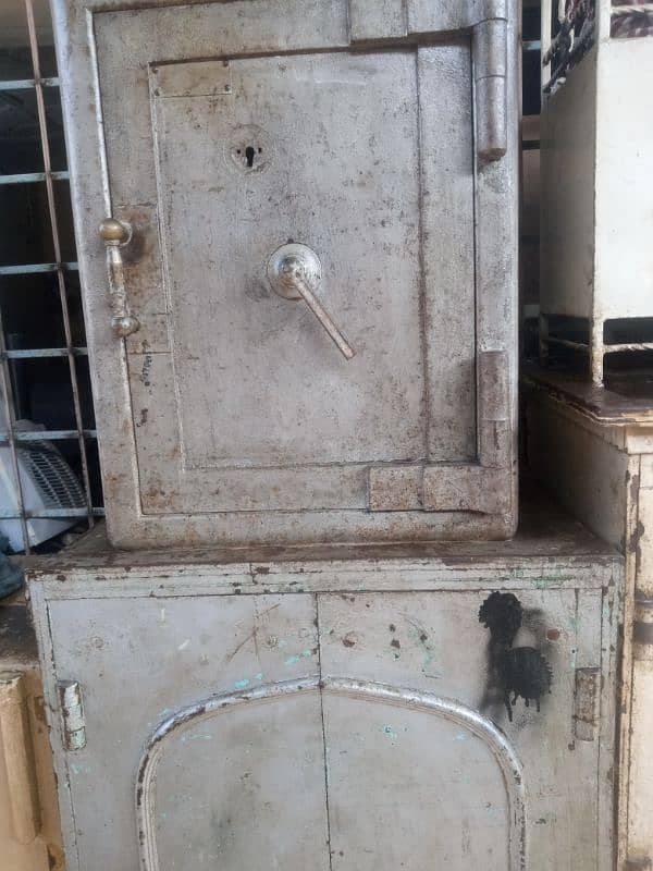 Tijori Lockers Safe 2