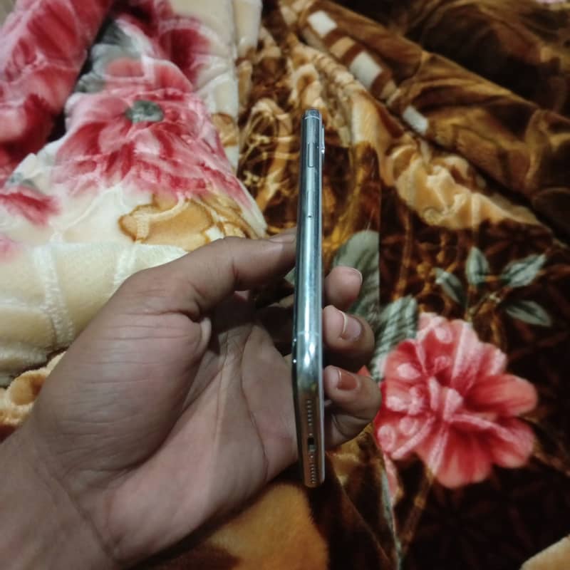 Apple iPhone X 4