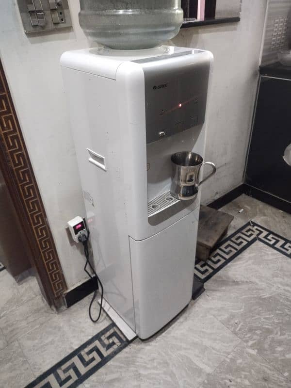 gree water Dispenser white color 0