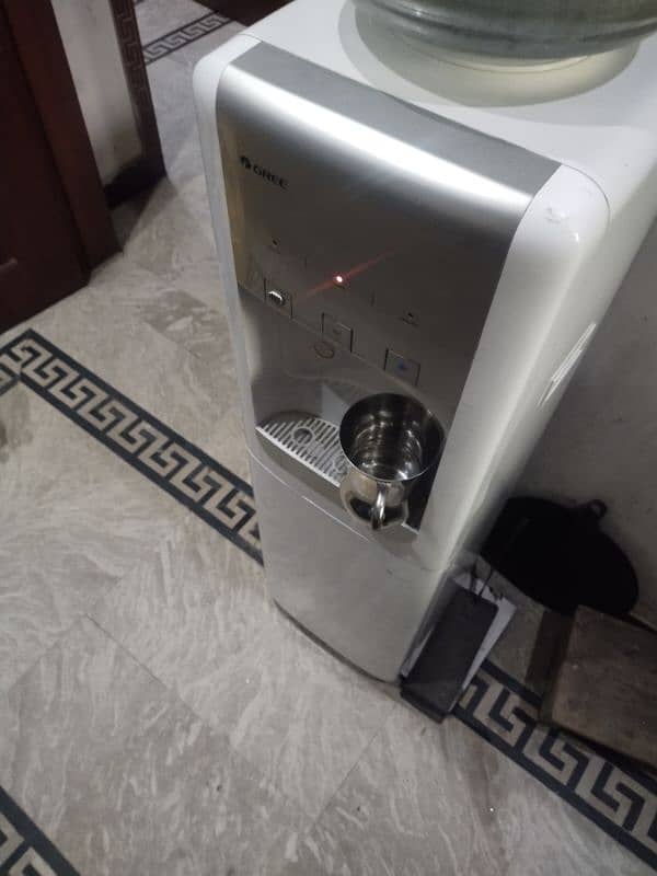 gree water Dispenser white color 3