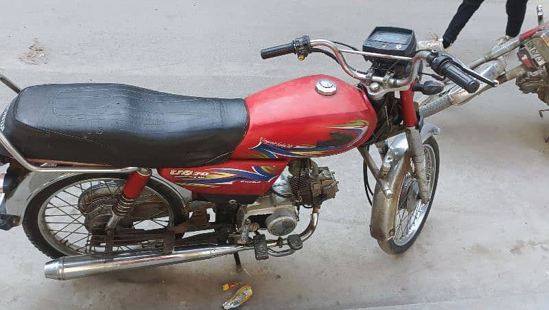 bohat hi achi bike ha 5