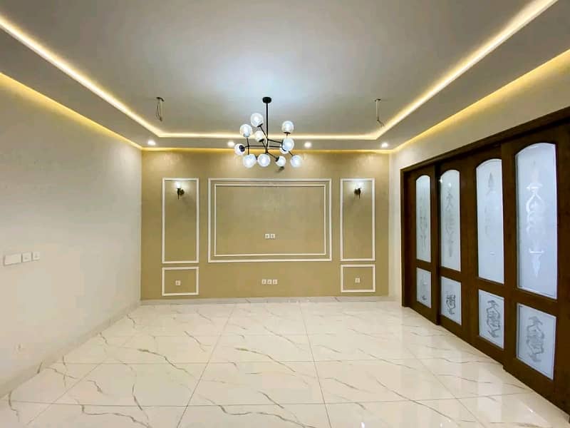 10 Marla Luxury House Available For Rent 11