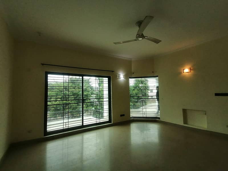 Near to big park and very well maintained 10 Marla full house. 6