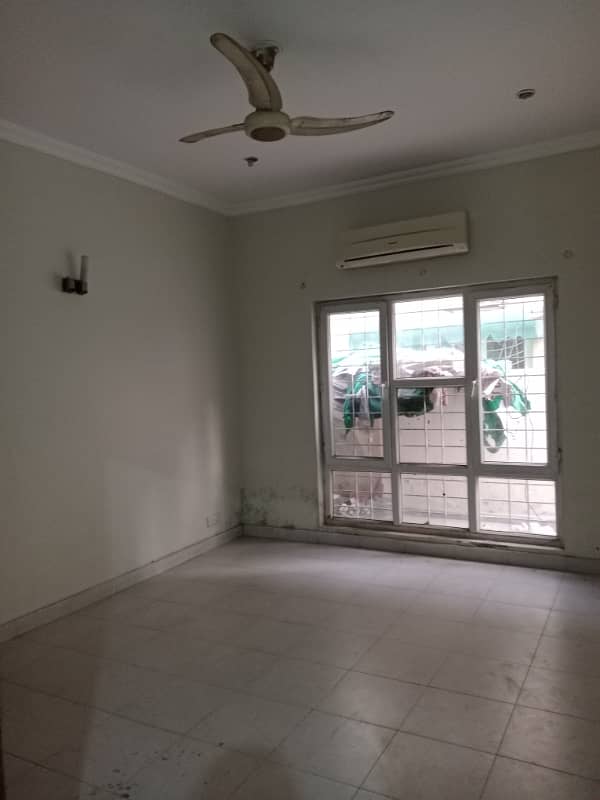 Near to big park and very well maintained 10 Marla full house. 9