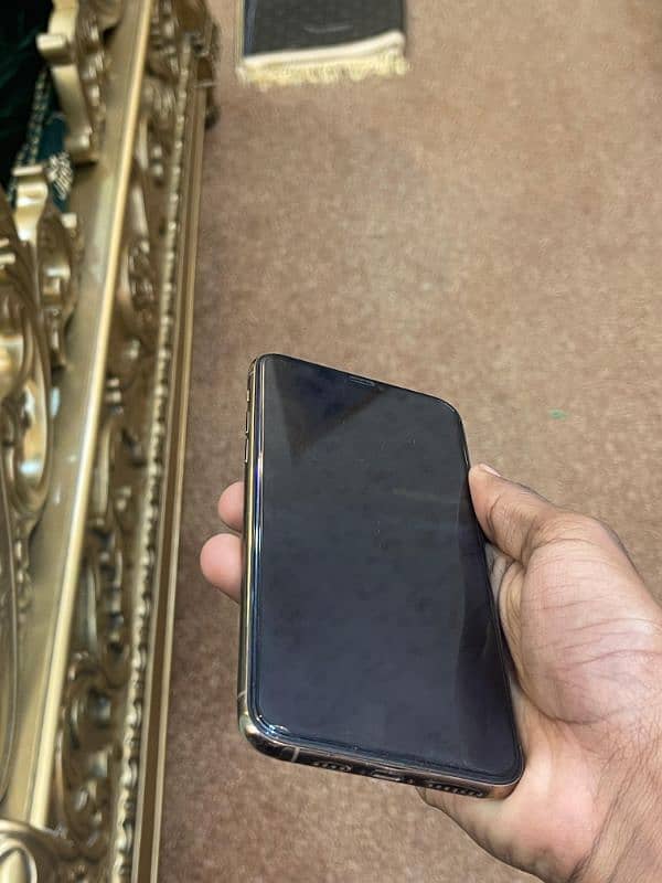 iphone 11 pro max bilkul 10by10  with box battery health 71  only sell 2