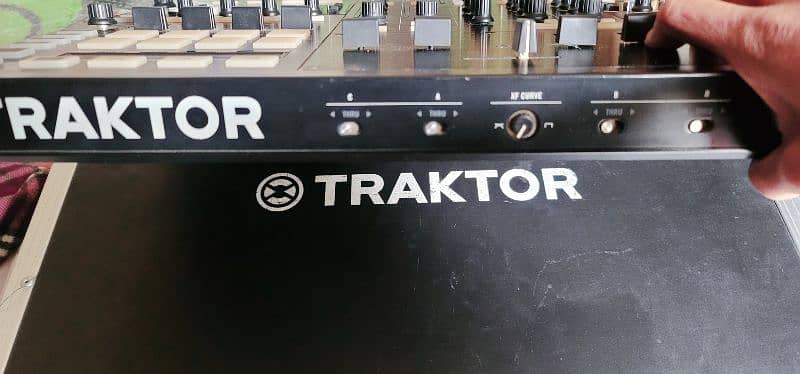 Traktor S8 DJ Controller  . . screens off / DJ Controller 1