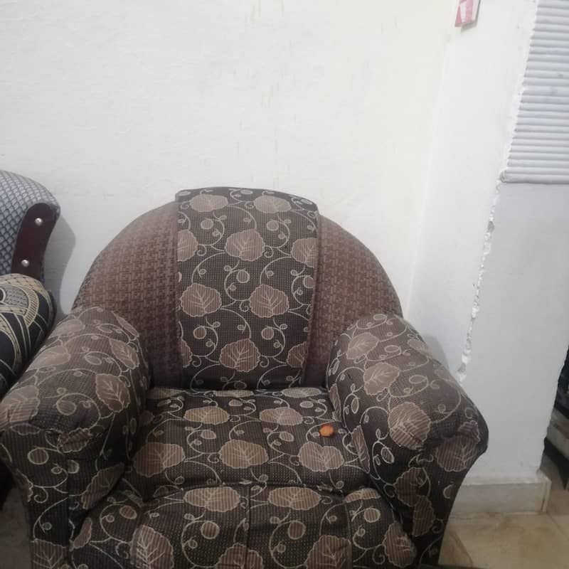 5 seater sofa for sale in Rawalpindi . . . . Only serious people contact 1