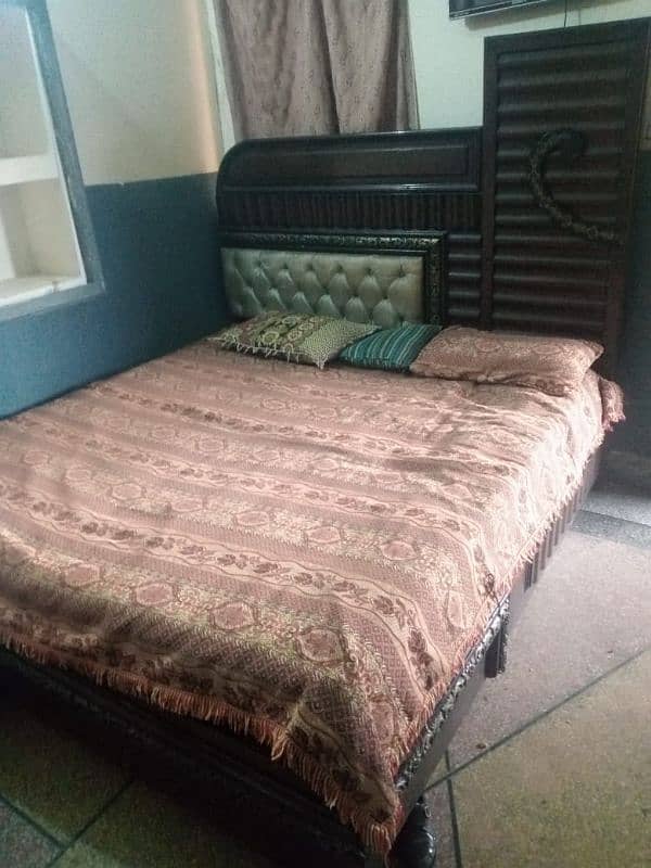 Double bed ,showcase and almari for sale 4