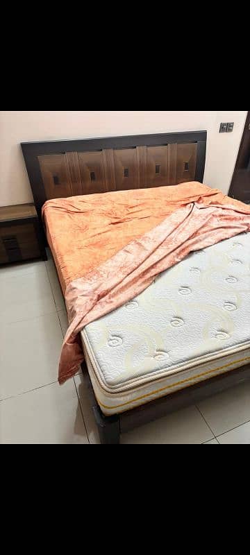 Bed set with side table and mattress 3