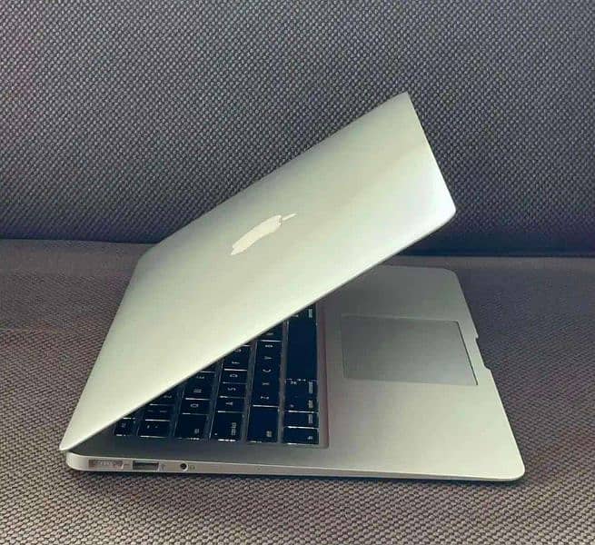 APPLE MACBOOK AIR 2017 Core i5 . . 8gb ,256gb ssd. 3