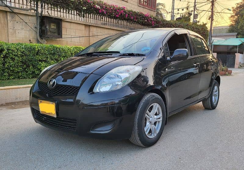 Toyota Vitz 1.0 FL model 2010 Reg 2014 4