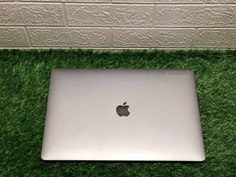 Macbook Pro 2018 i9/32/500 Touchbar 2