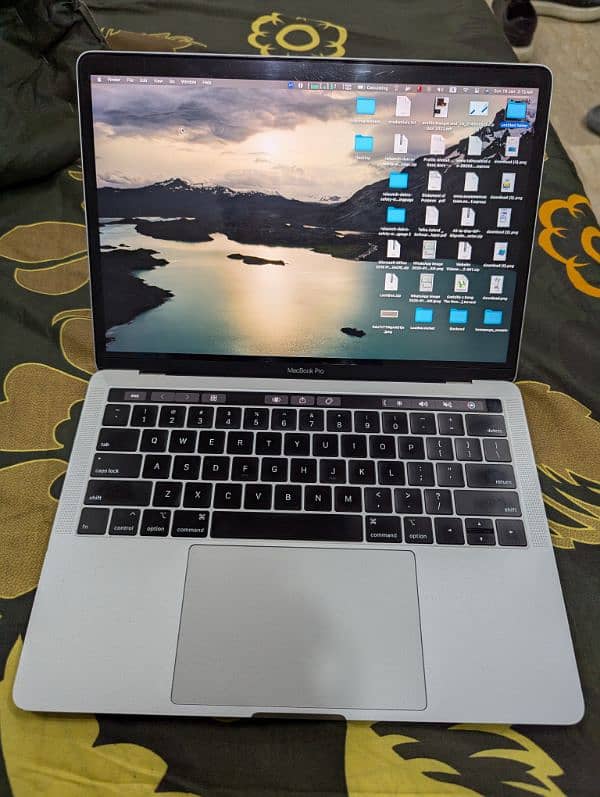 MacBook Pro 2018 13 inches i7 16/256gb 0