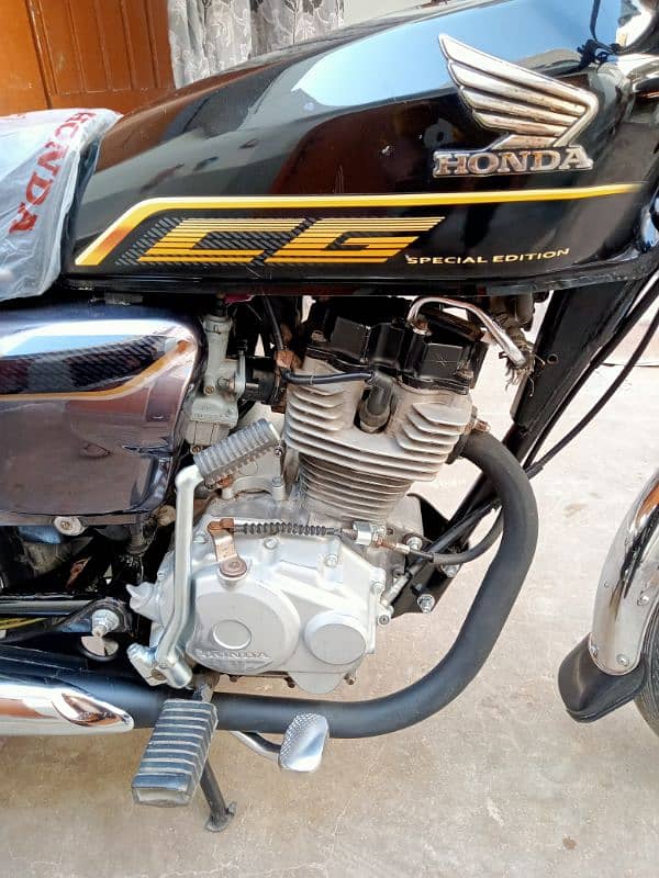 Honda CG 125s special edition 5 gear model 2022 hayedrabad numbr 6