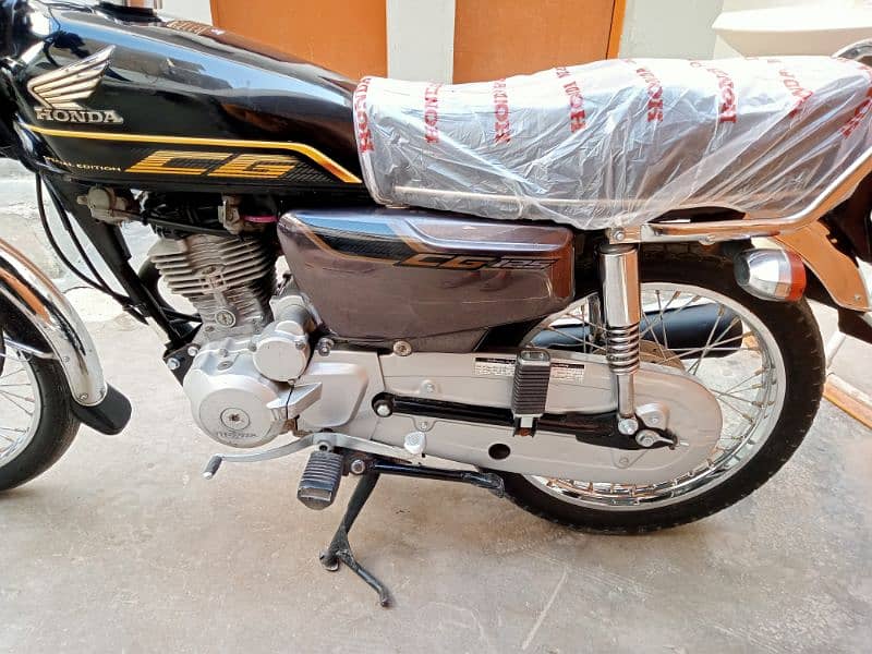 Honda CG 125s special edition 5 gear model 2022 hayedrabad numbr 7