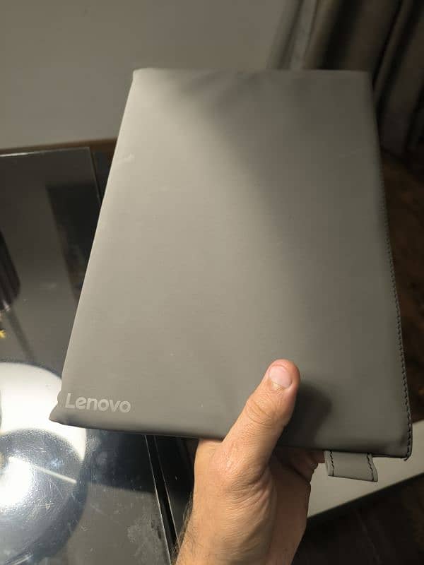 Lenovo IdeaPad Miix 520-12IKB 8gb good condition along with stylus pen 3