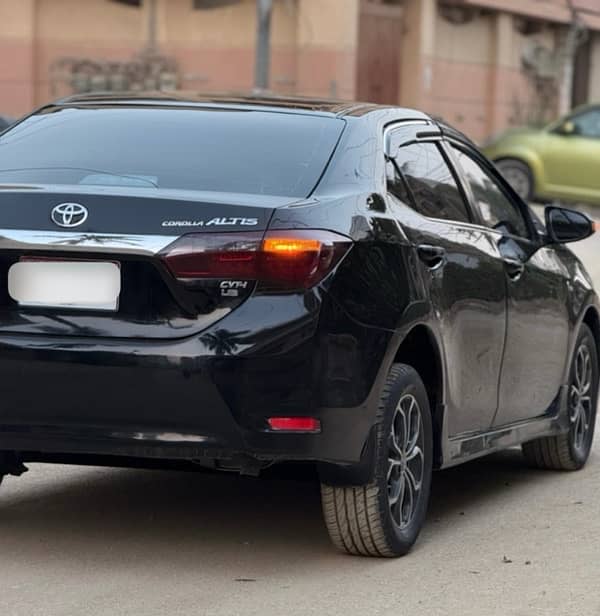 (URGENT SALE) Toyota corolla Altis Grande 2015 model Attitude Black 4