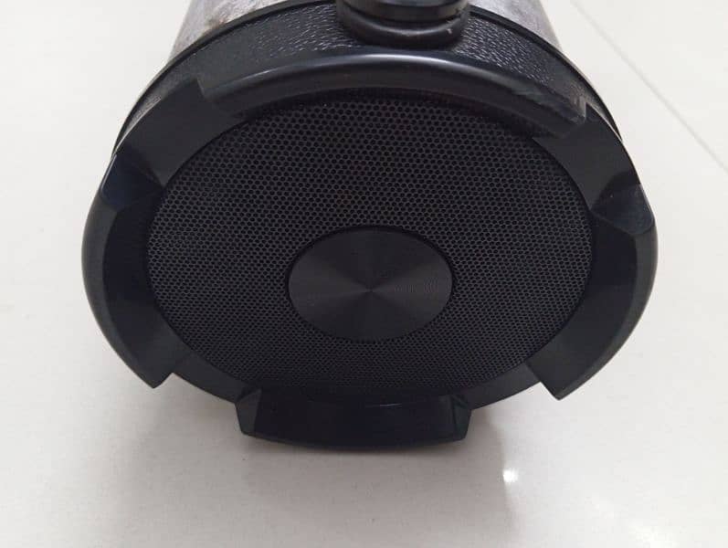 geepers portable speaker 2