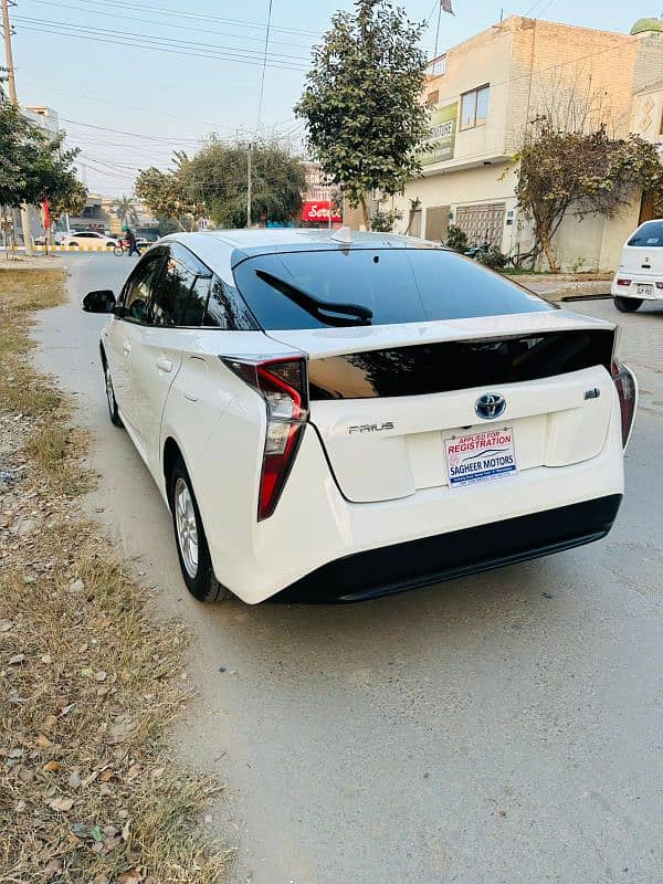 Toyota Prius 2017 1