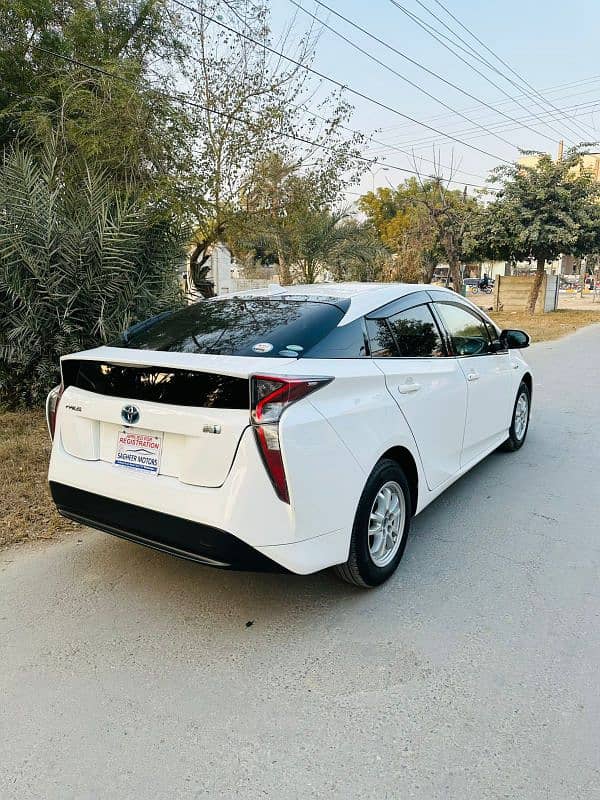 Toyota Prius 2017 5