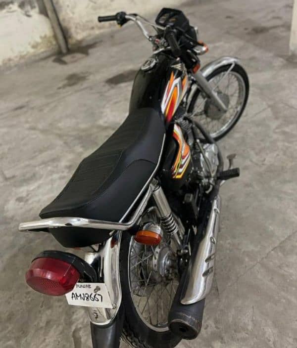 Honda 125 black colour 1