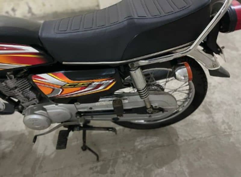 Honda 125 black colour 6