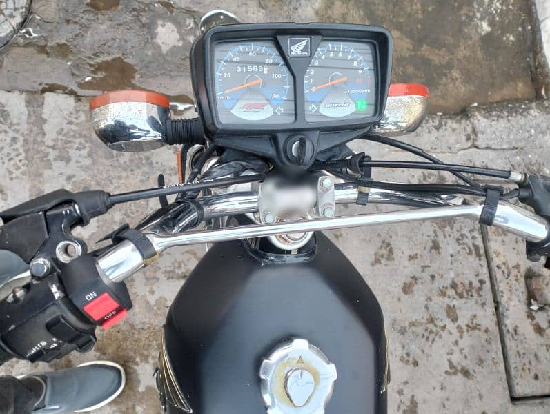 Honda 125 2020 Model Silver Number 8