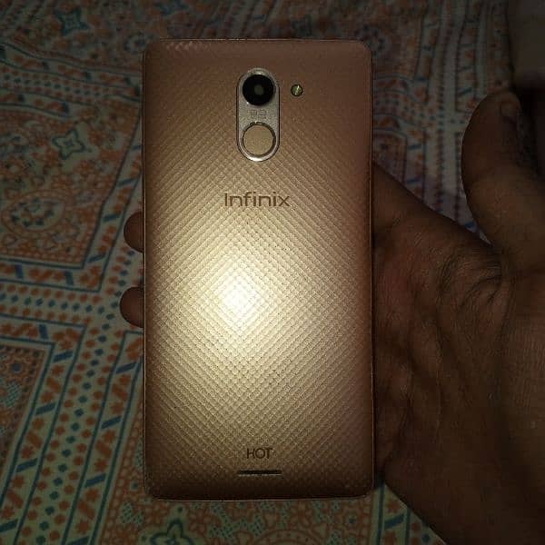 Infinix Hot 4 1