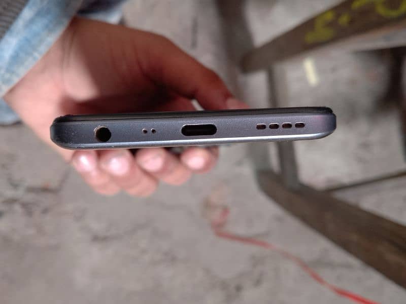 Narzo 50 mobile 4/64 urgent sale koi masla nhi ha all ok ha box charga 6