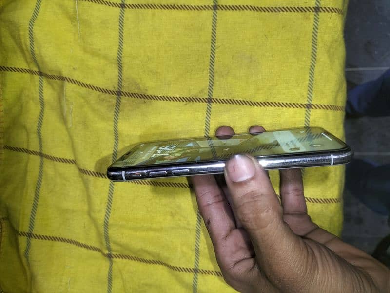 iPhone x condition 9/10 256 jazz sim chalti hai 4