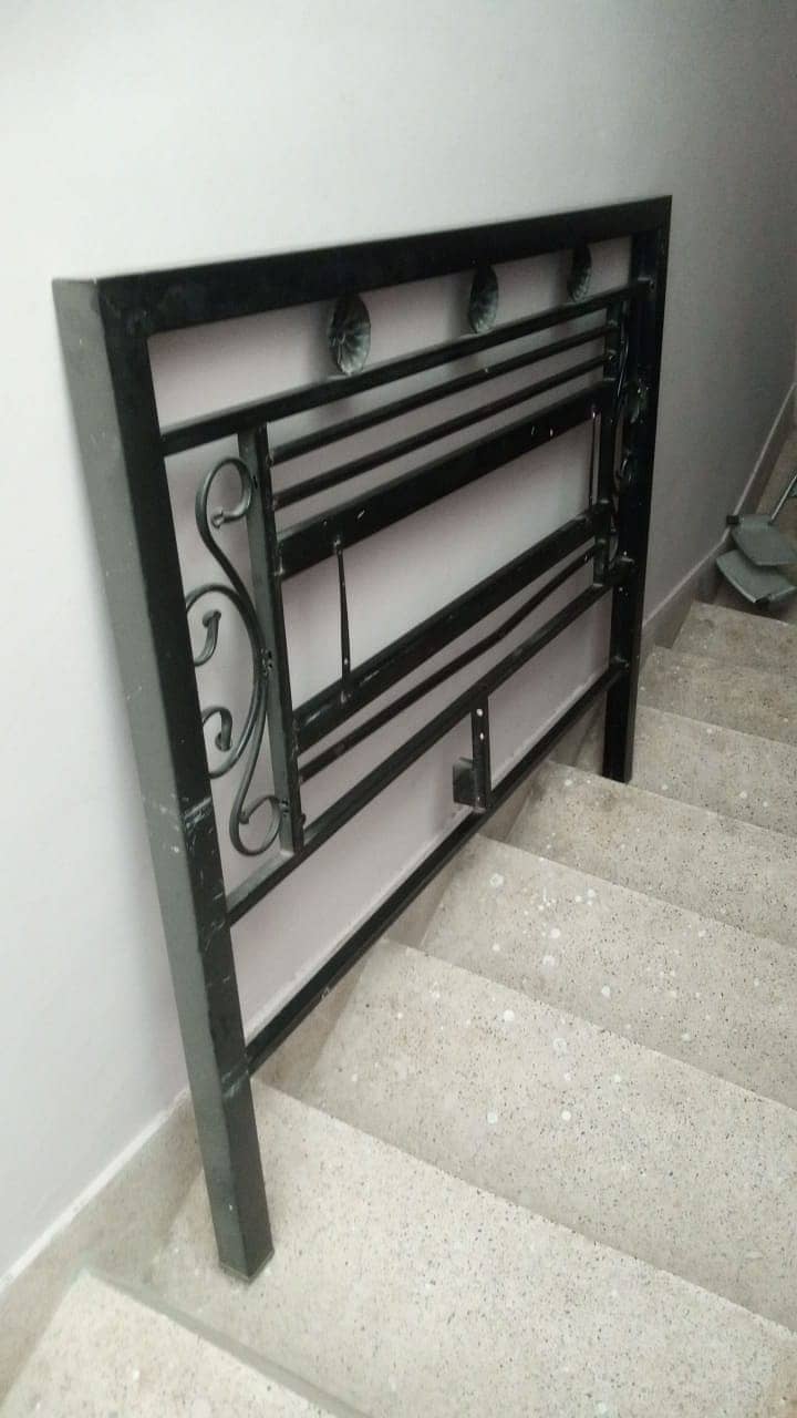 4/6 single iron bed good condition 0