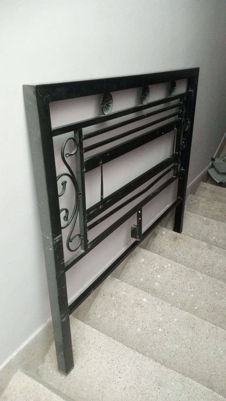 4/6 single iron bed good condition 1