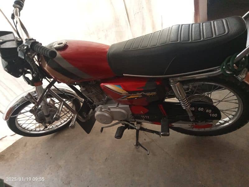 Honda 125 for sell. balck color ha 2