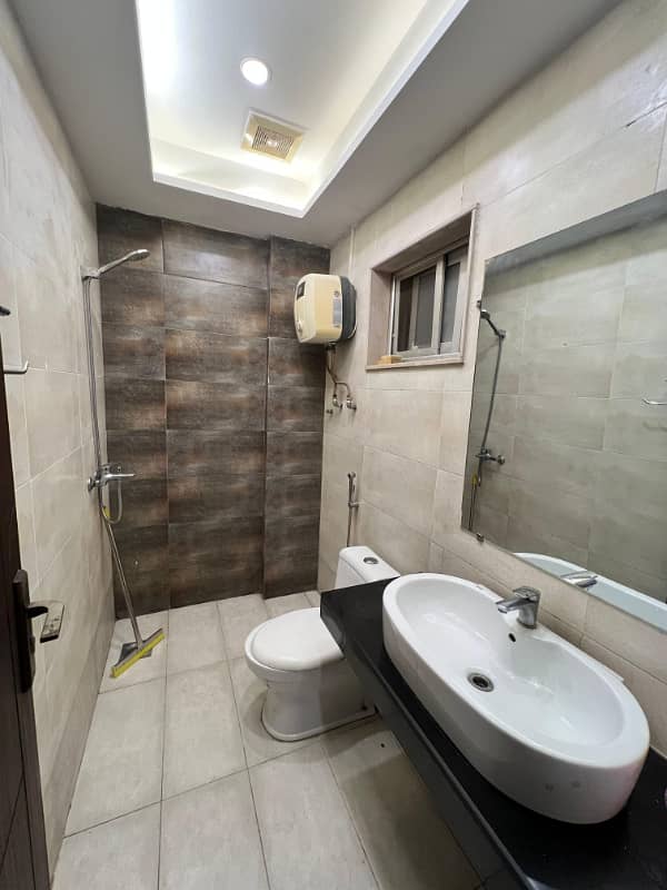 One bedroom daily basis laxusry short stay apartment available for rent in bahria town 4