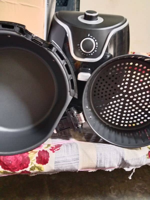 air fryer is for sell. it's new . just need money. 4