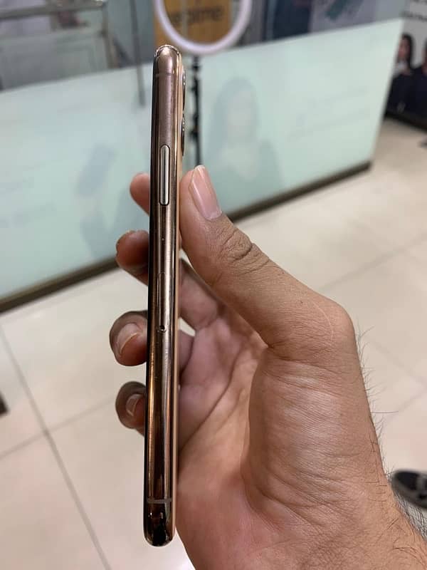 iphone 11 pro neat nd clean condition only kit non PTA 2