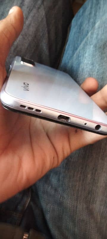 vivo y20s. 4/128 with charger and back cover 4