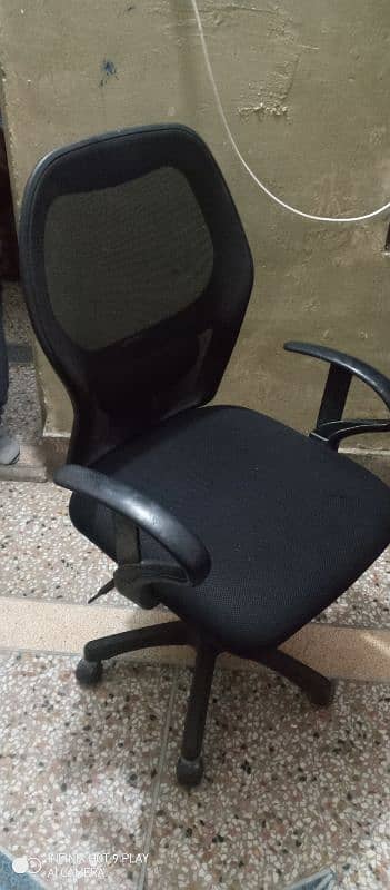 good condition office chair 0