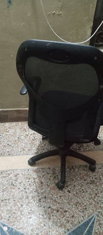 good condition office chair 3