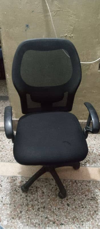 good condition office chair 4