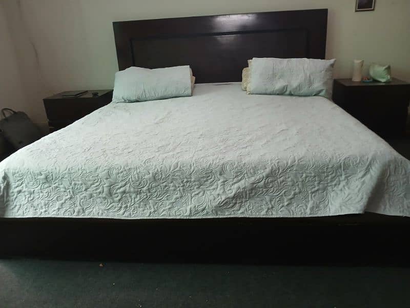 King Size Bed with 2 side tables, mattress and mirror table 4