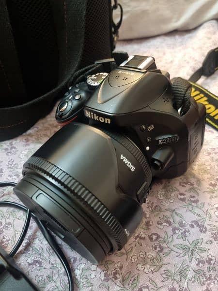 Nikon D5200 almost new,scratchles body with origional 18-55 & 18-140mm 0