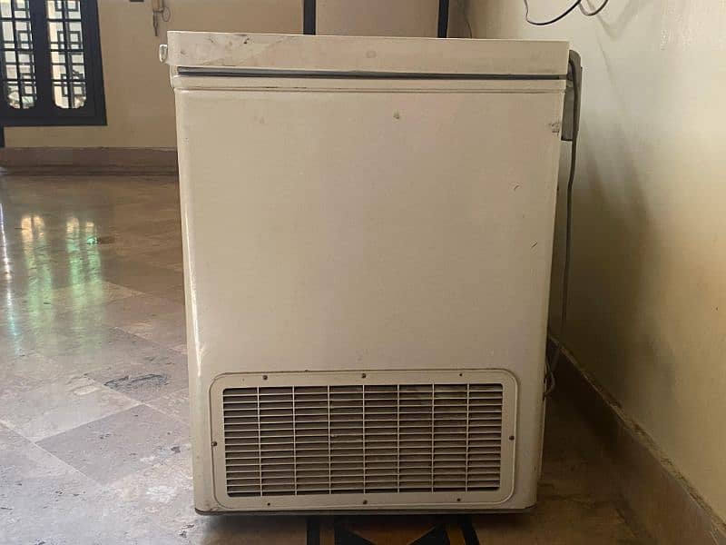 Dawlance freezer two door . in best condition 3