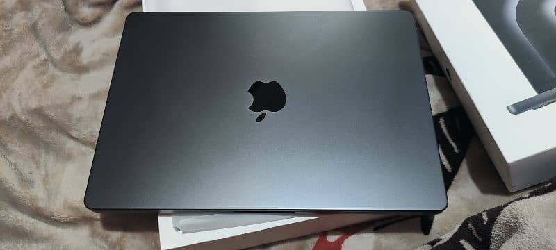 MacBook Pro M3 14 Inch 18 GB Ram 512 SSD 11