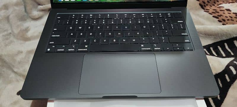 MacBook Pro M3 14 Inch 18 GB Ram 512 SSD 5