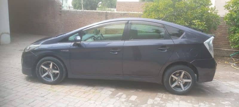 Toyota Prius 2011 model 2014 import 2014 Sindh registration 13