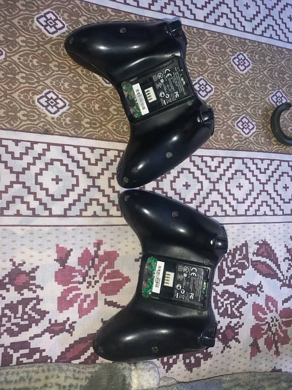 Xbox 360 wireless controllers in perfect condition 1